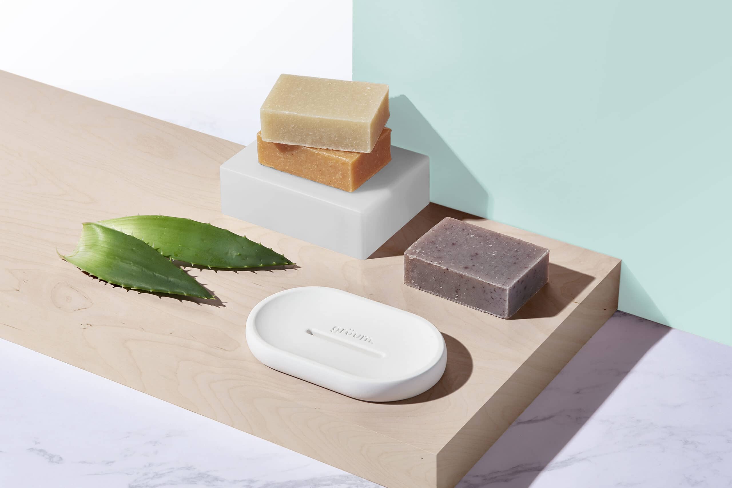 Gruum Body bar gift set product image with 3x body bars and halla soap dish